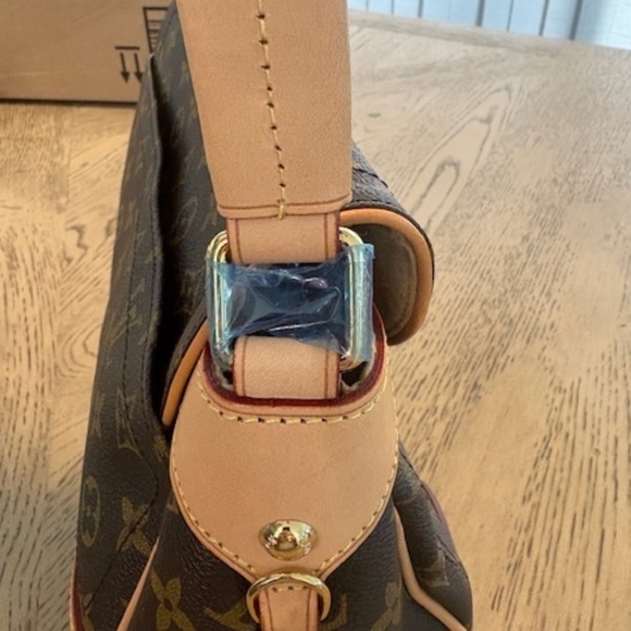 Louis Vuitton - Picture 9 of 10